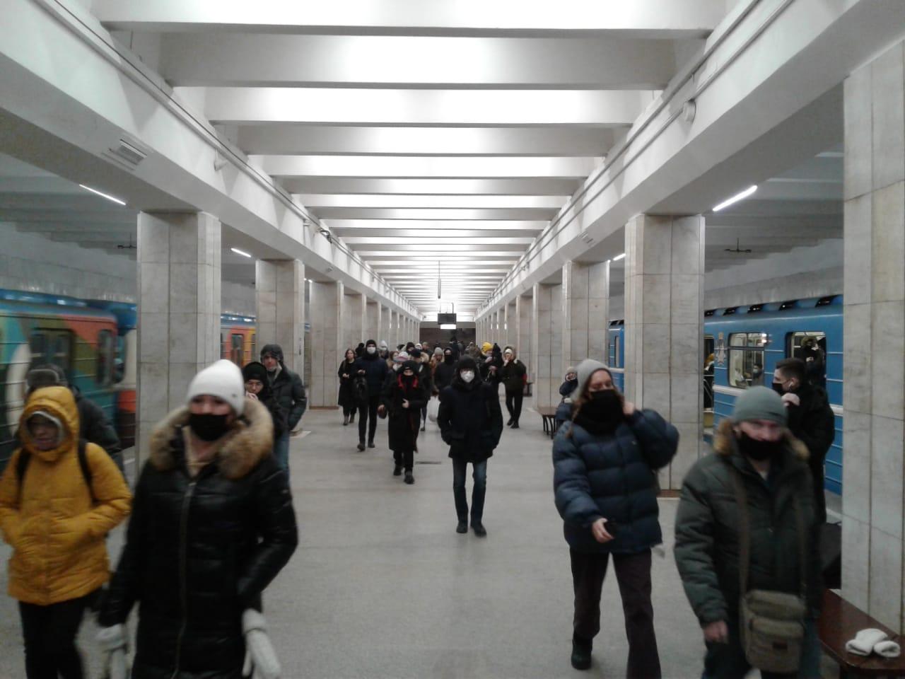 Фото Новосибирцы пожаловались на столпотворение в метро после изменения графика движения поездов 3